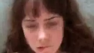 فاتنة زرقاء العينين تمارس الجنس الشرجي مع رجل تحبه ، وتستمتع به كثيرًا