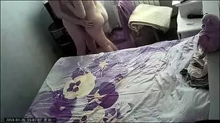 الزوج الديوث يضع كاميرا في المنزل لكي يصور زوجته وهي تمارس الجنس مع عشيقها