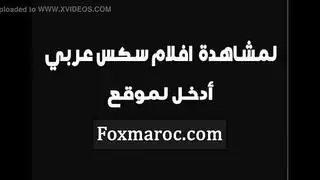 لقاء سري: صديق جامعي يمارس الجنس بقوة مع أم صديقه الجذابة أمام الكاميرا