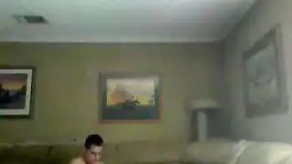 ميكانيكي يحصل على خدمة لقضيبه من خادمات منزل فاجرات