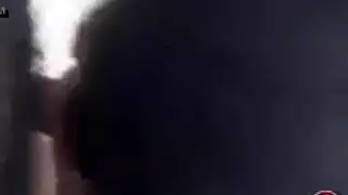 فتاة عربية ساخنة تضحك من الفرح وهي تمص قضيباً أسمراً ضخماً