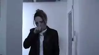 الجدة مثليه على ركبتيها