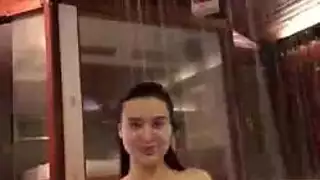 شقراء مثيرة تداعب فرجها بشدة في العمل للوصول للذروة