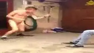 مثلية ثلاثية صريحة: شابان يضربانها بعمق