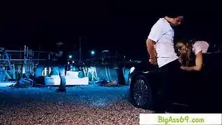 جنس وجه قاسي: سمراء تأخذه بعمق في حلقها