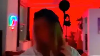 إباحية المشاهير: نجم ومؤثرة يمارسان الجنس مع عذراء باستخدام لعبة زجاجية ضخمة