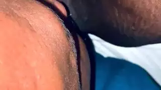 الفتاة السمراء المسيطرة تطلب أكل كس مكثف من عبدها