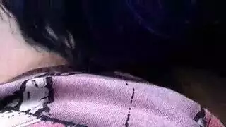 تعتني السيدة الإيطالية الناضجة ذات الشعر الأزرق ببعض النقود الإضافية