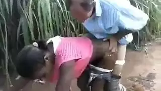 إباحية قاسية في الريف: ضربات طويلة وقوية