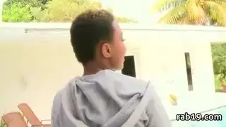 شرج المخنث: أخذ قضيب كبير في المؤخرة