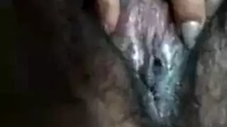 الابنة الممتلئة في المنزل وحدها تحصل على جماع من الوكيل الشهواني