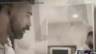 الفتاة الصغيرة تنظف الحمام وهي عارية حتى ينيكها صاحب المنزل ويفشخ كسها