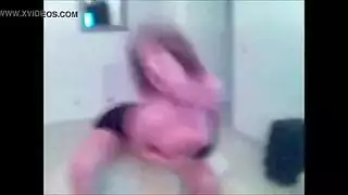 لبنانية ناضجة بصدور ضخمة ترقص بشكل مغر قبل جنس جماعي