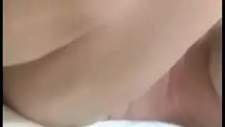 شقراء خبيرة بملابس داخلية مستعدة للإباحية الخشنة