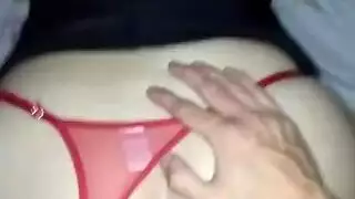 امرأة ناضجة تستمتع بقضيب صلب بشدة