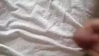 يلبس زبه الكاندوم و يدخله في كس العاهرة ويتلذذ حتى النشوة