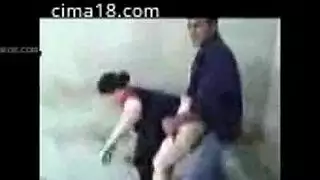 ربة المنزل ذات ثوب النوم الأحمر والمؤخرة الضخمة تأخذ عدة أعضاء ذكرية