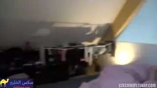 تبلع قضيبًا كبيرًا وزوجها الديوث بالقرب منها